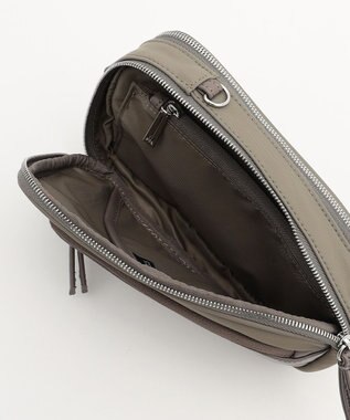 Y'SACCS ナイロン×リサイクルレザー　コンビマルチポシェット グレージュ