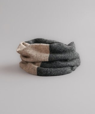 AND WOOL 〈上質な素材と手仕事から生まれたニット〉ホワイトカシミヤ100％のスヌード　（ツートンカラー） チャコール×ベージュ
