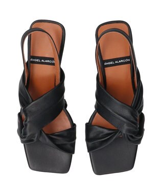 INTER-CHAUSSURES 【ANGEL ALARCON】スクエアトウクロスベルトサンダル ブラック