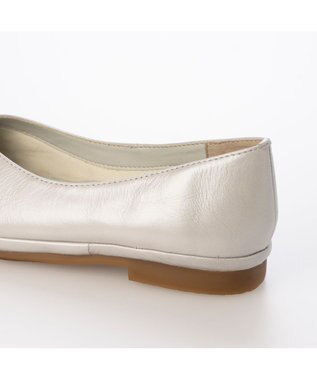 ing <ing>【サスティナブルシリーズ】Vカットフラットパンプス シルバー