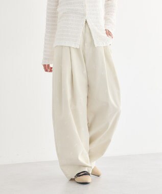 earth music&ecology 【綿100】フラワー刺繍ツイルカーブパンツ エクリュ