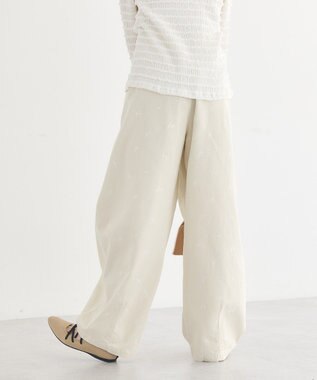 earth music&ecology 【綿100】フラワー刺繍ツイルカーブパンツ エクリュ