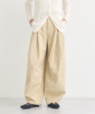 earth music&ecology 【綿100】フラワー刺繍ツイルカーブパンツ ライトベージュ