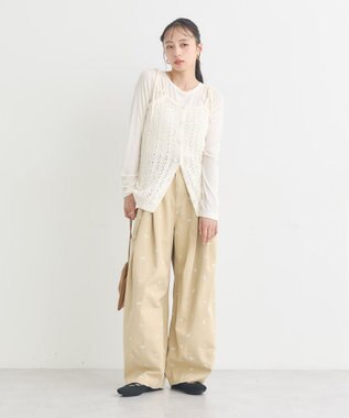earth music&ecology 【綿100】フラワー刺繍ツイルカーブパンツ ライトベージュ