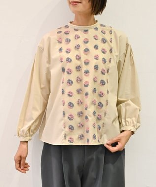 muuc 〈遠州織物の工場で織られた上質なコットン生地〉あじさい小花柄刺繍切り替え ボリューム袖 プルオーバーブラウス ベージュ