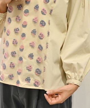 muuc 〈遠州織物の工場で織られた上質なコットン生地〉あじさい小花柄刺繍切り替え ボリューム袖 プルオーバーブラウス ベージュ