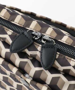 Y'SACCS キュービックモノグラム　スクエアショルダー チョコ