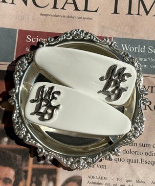 WEGO Lメタルロゴパテッドバレッタ オフホワイト