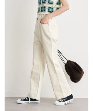 earth music&ecology カラーフレアパンツ Ivory