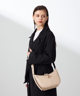 Y'SACCS ハーフムーンボディショルダーバッグ アイボリー