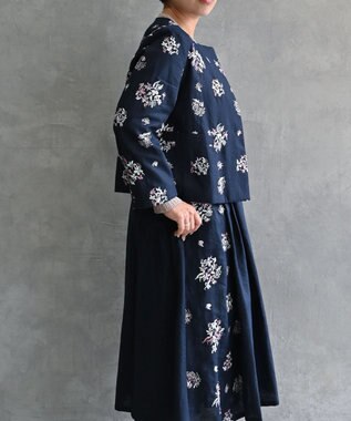 muuc 〈コットン×リネン〉〈高品質なドライタッチ生地〉〈遠州織物の工場で織られた上質なコットン生地〉野小花刺繍 ノーカラージャケット ネイビー