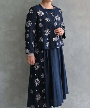 muuc 〈コットン×リネン〉〈高品質なドライタッチ生地〉〈遠州織物の工場で織られた上質なコットン生地〉野小花刺繍 ノーカラージャケット ネイビー