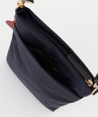 LA BAGAGERIE 【LA BAGAGERIE×HELLO KITTY】リボンチャーム付き　スクエアポシェット ネイビー