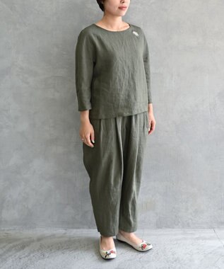 muuc 〈高品質ベルギーリネン〉〈オンオフ着られる〉花刺繍モチーフ付きリネンプルオーバー グリーン