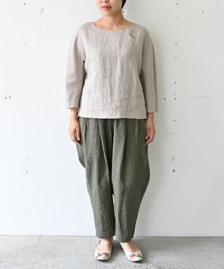 muuc 〈高品質ベルギーリネン〉〈オンオフ着られる〉花刺繍モチーフ付きリネンプルオーバー グレーベージュ