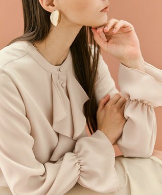 BEIGE， 【WEB限定・洗える】CLARION / バンドカラーフリルブラウス Beige