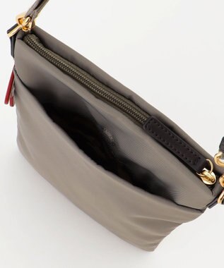 LA BAGAGERIE 【LA BAGAGERIE×HELLO KITTY】リボンチャーム付き　スクエアポシェット グレージュ