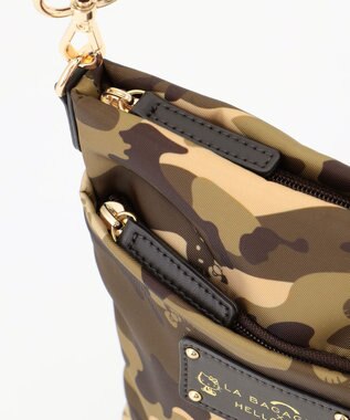 LA BAGAGERIE 【LA BAGAGERIE×HELLO KITTY】リボンチャーム付き　スクエアポシェット カーキ