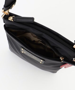 LA BAGAGERIE 【LA BAGAGERIE×HELLO KITTY】リボンチャーム付き　スクエアポシェット ブラック