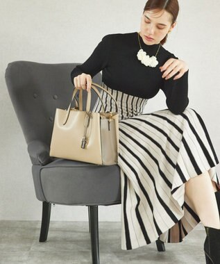 style code 【MERCURYDUO/マーキュリーデュオ】両アオリポケットサイド配色大開き開口 超軽量ハンドバッグ キーチャーム付 ベージュ