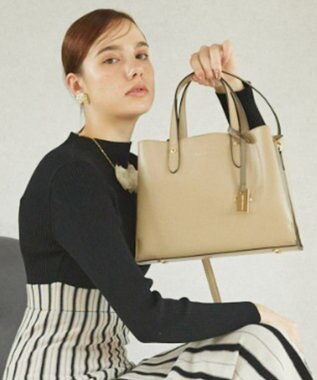 style code 【MERCURYDUO/マーキュリーデュオ】両アオリポケットサイド配色大開き開口 超軽量ハンドバッグ キーチャーム付 ベージュ