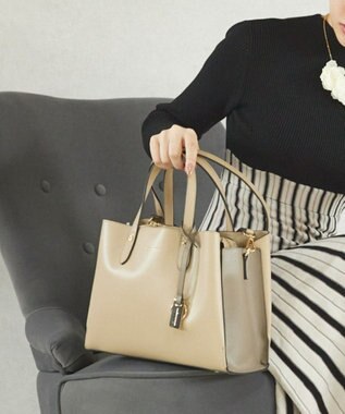 style code 【MERCURYDUO/マーキュリーデュオ】両アオリポケットサイド配色大開き開口 超軽量ハンドバッグ キーチャーム付 ベージュ