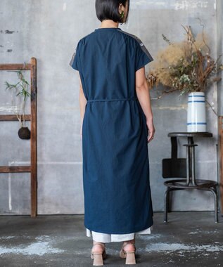 muuc 〈ドライタッチ高品質コットン生地〉ウエスト紐付き ヒルガオ刺繍の半袖ワンピース ネイビー