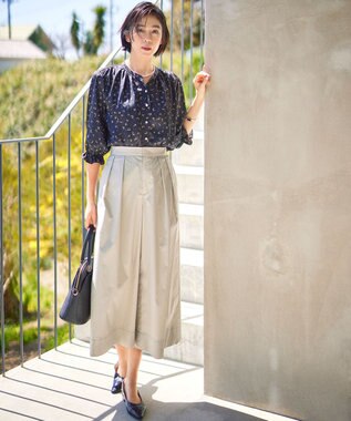 自由区 L 【カタログ掲載・WEB&一部店舗限定・セットアップ対応・洗える】セミブライトサテン ブラウス ネイビープリント