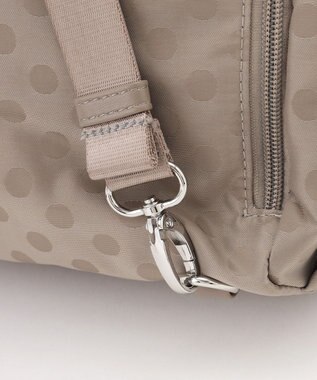 Y'SACCS ドットジャガードポーチ付きリュックサック ライトグレー