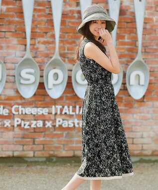 Tiaclasse 【袖が選べる・洗える】配色モノクロ花柄ワンピース ノースリーブ：ブラック