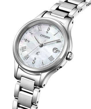 電池交換不要の電波時計】白蝶貝文字板が美しいシンプルでクリーンな