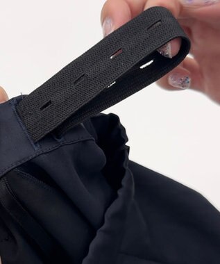 ICB 【MAG×スタイリストコラボ】シャイニーシアーニット×サテンストレートパンツ ベージュニット×ネイビーパンツ