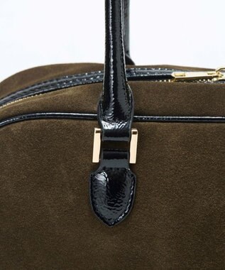 TOPKAPI 【TREASURE TOPKAPI】スエード エナメルコンビ ワイド ボストンバッグ チャーム付き カーキ