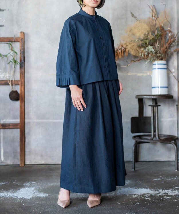 muuc 〈遠州織物の工場で織られた上質な涼しいコットン100%生地〉プリーツ八分袖のタックデザインブラウス ネイビー