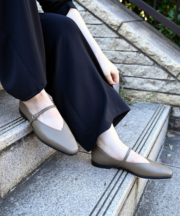 APOM 日本製 晴雨兼用スクエアトゥストラップシューズ15＜CRAHUG限定＞ グレージュ