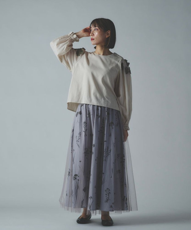 muuc 〈コットン100%強撚糸〉〈遠州織物の工場で織られた上質な生地〉〈清涼感とシアー感〉コットンシフォンドビー 花モチーフ付きブラウス ベージュ