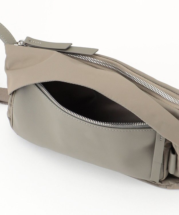 Y'SACCS リサイクルナイロン×カウレザー ラップミニショルダー グレージュ