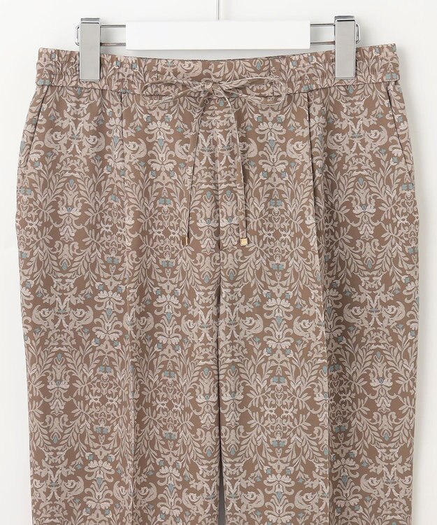 自由区 【洗える】ダマスクフローラルプリントテーパード パンツ モカ