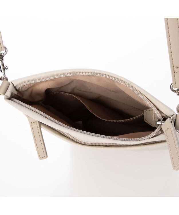 LA BAGAGERIE モノグラムデイリースマホポシェット アイボリー