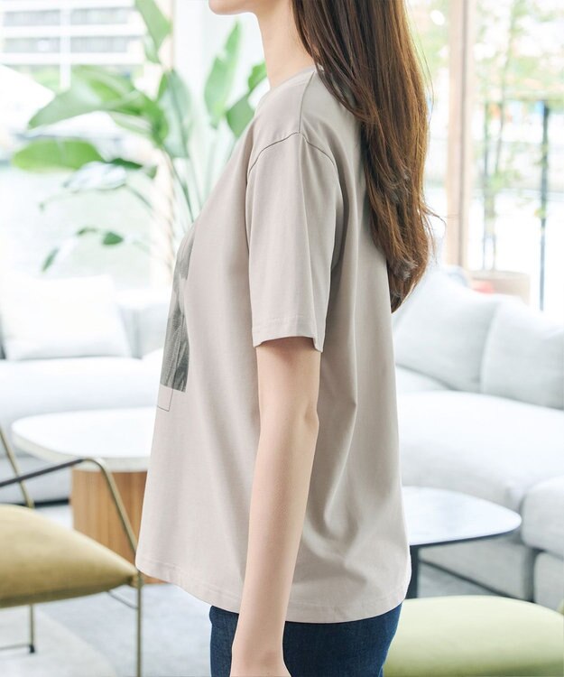 Tiaclasse 【おのののかさん着用】「サマケア」グラフィックプリントTシャツ グレージュ