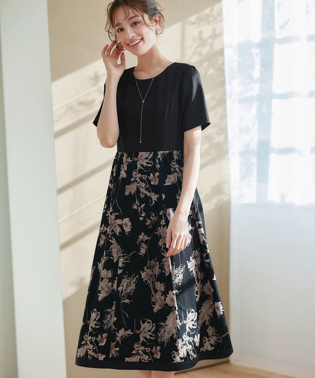 Tiaclasse 【小倉優子さん着用・新色追加・洗える】モノトーンフラワープリントワンピース ブラック×モカ