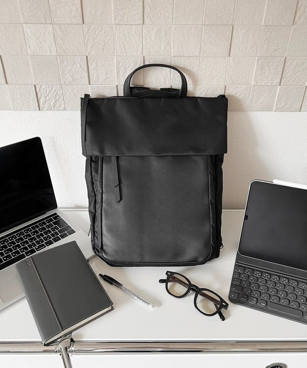 Y'SACCS リサイクルナイロン×カウレザー ラップリュック ブラック