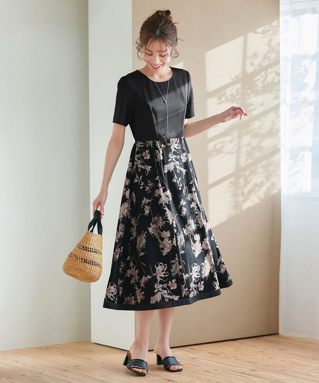 Tiaclasse 【小倉優子さん着用・新色追加・洗える】モノトーンフラワープリントワンピース ブラック×モカ