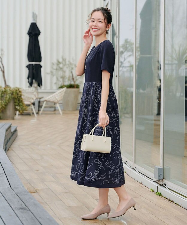 Tiaclasse 【小倉優子さん着用・新色追加・洗える】モノトーンフラワープリントワンピース ネイビー×ネイビー