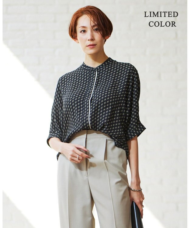 ICB 【人気のため新色追加・WEB限定カラーあり】BackSatinAmunzen 5分袖バンドカラーブラウス ブラック柄系［WEB限定］