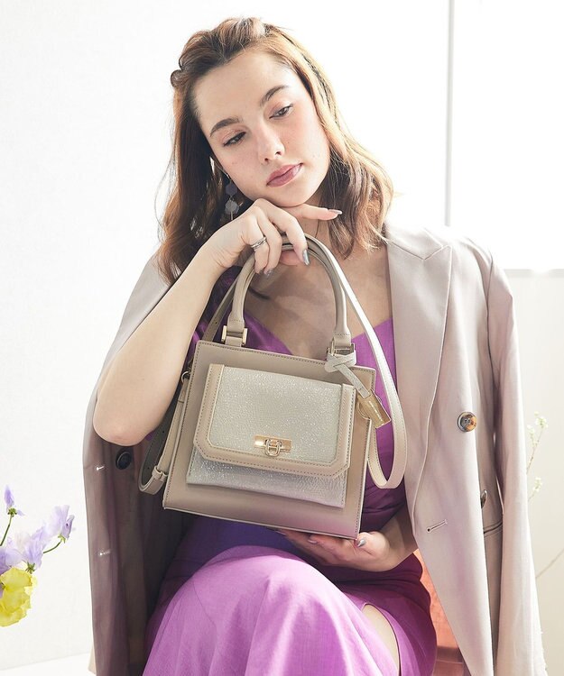 style code 【MERCURYDUO/マーキュリーデュオ】メタリッククラック調型押し フラップハンドバッグ グレージュ