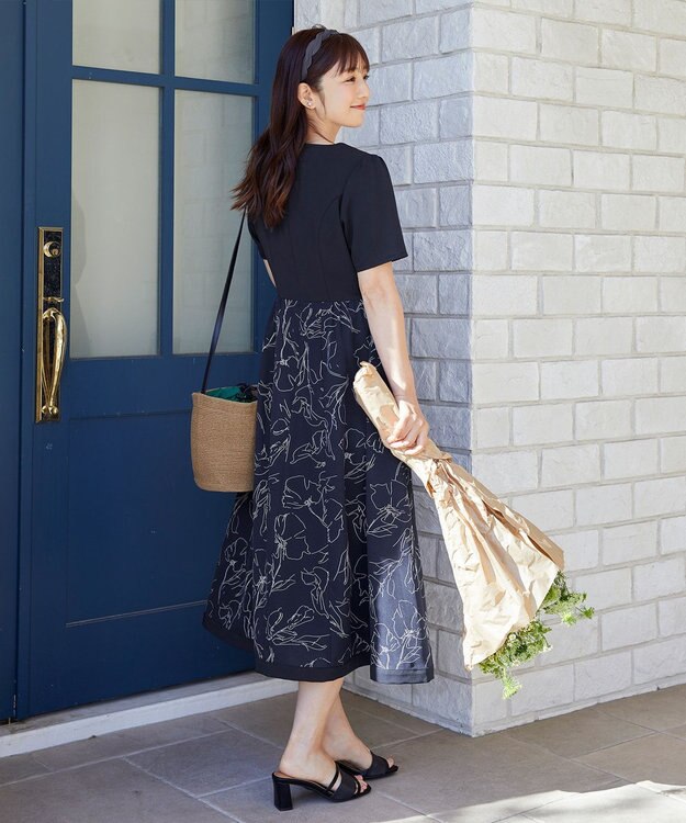 Tiaclasse 【小倉優子さん着用・新色追加・洗える】モノトーンフラワープリントワンピース ネイビー×ネイビー