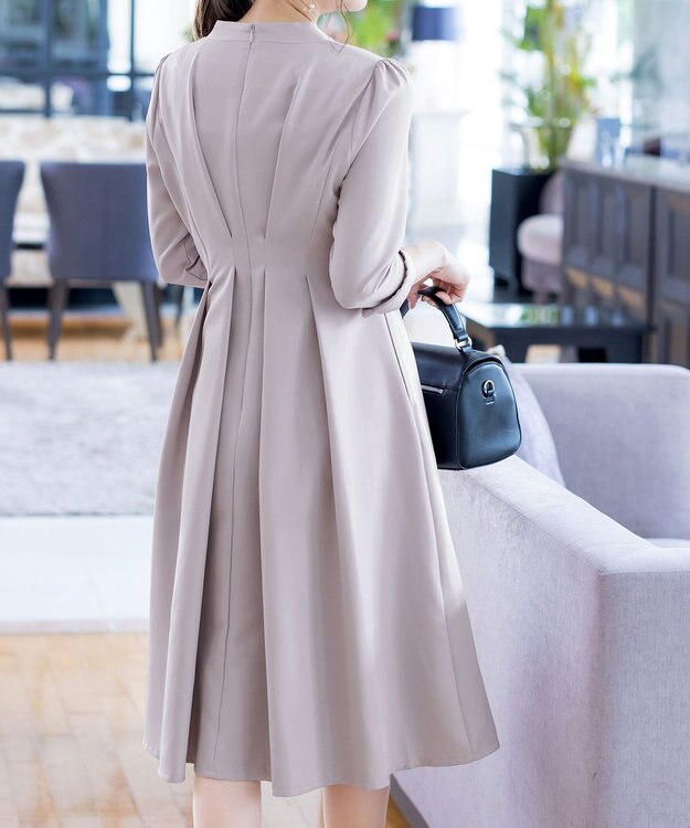 Tiaclasse 【洗える】裾に向かってエレガントに広がる美光沢フレアワンピース グレージュ