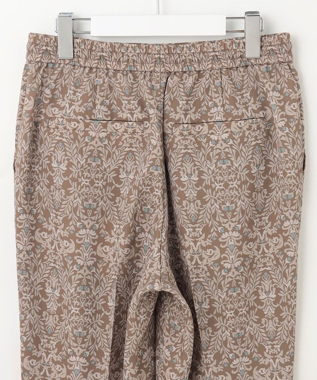 自由区 L 【洗える】ダマスクフローラルプリントテーパード パンツ モカ