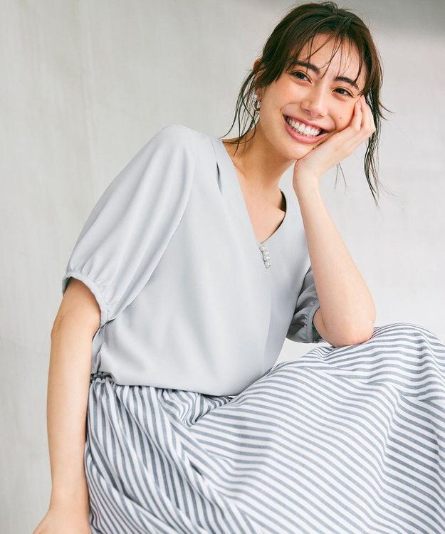 ANY SIS 【洗える】パール調Ｖネック ブラウス ライトブルー